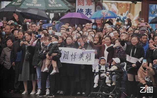 乙图|万人送别救人牺牲的民警,31岁尚未成亲,失独父母哭成泪人