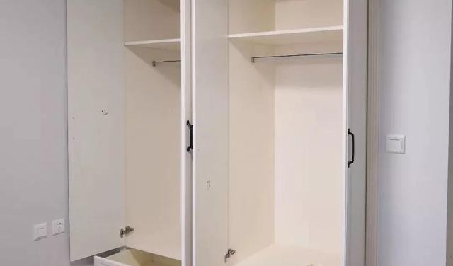 |定制衣柜安装有何要求？安装后衣柜与墙体之间有缝隙，怎么办？