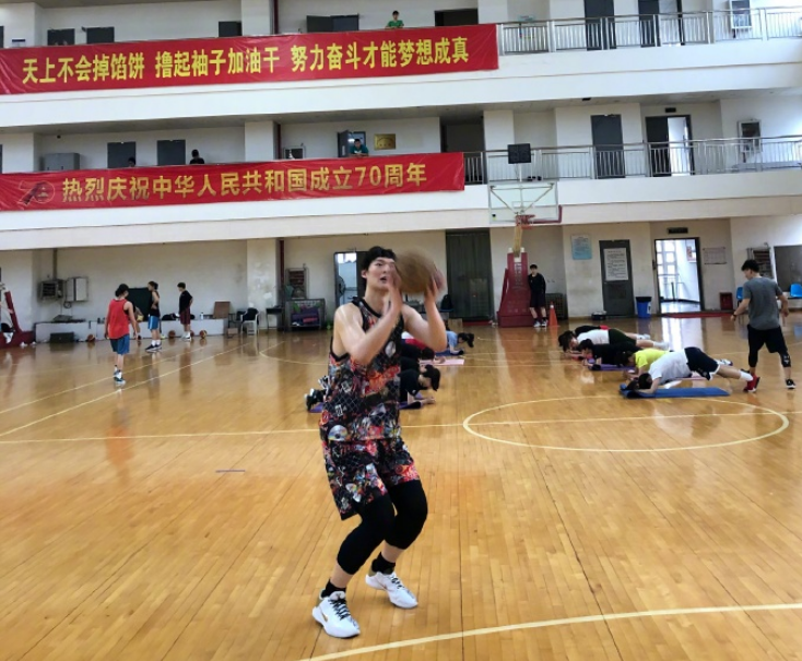 「升旗仪式」本土MVP五一坚持训练，花色球衣抢镜，晒帅气自拍与国手幽默互动