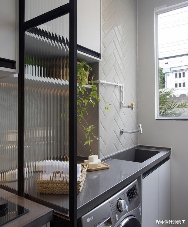 『』早说我也把洗衣机布置厨房了,用玻璃为隔断,比放卫生间看着舒适