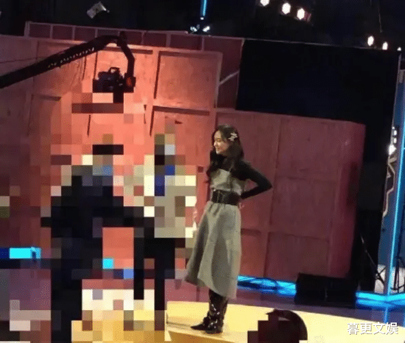 郑爽|郑爽风波后一袭灰衣现身电视台，曝在现场录制了退圈声明，宣布退出娱乐圈