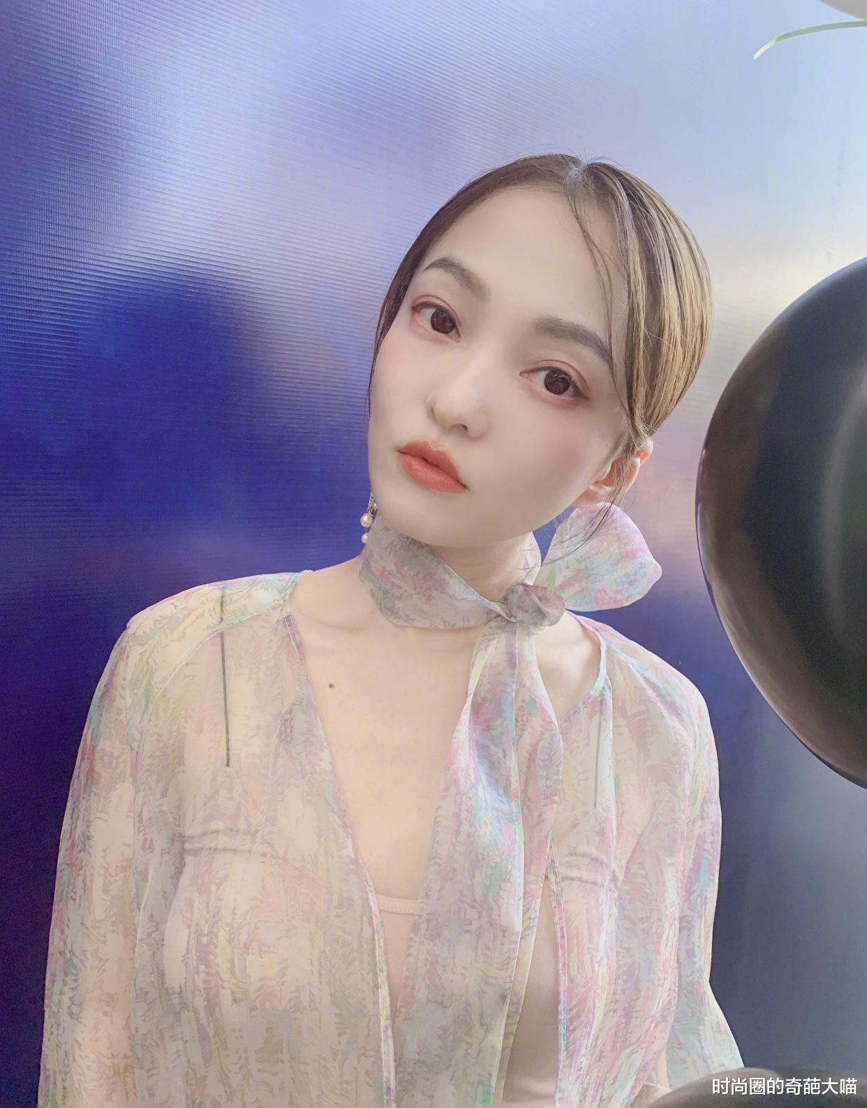 娄艺潇|娄艺潇才32岁就颜值下滑？法令纹明显难掩老态，浓妆看着好尴尬！