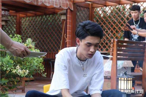 郭德纲|综艺节目中如鱼得水的秦霄贤，被郭德纲浇了一头冷水，防患于未然