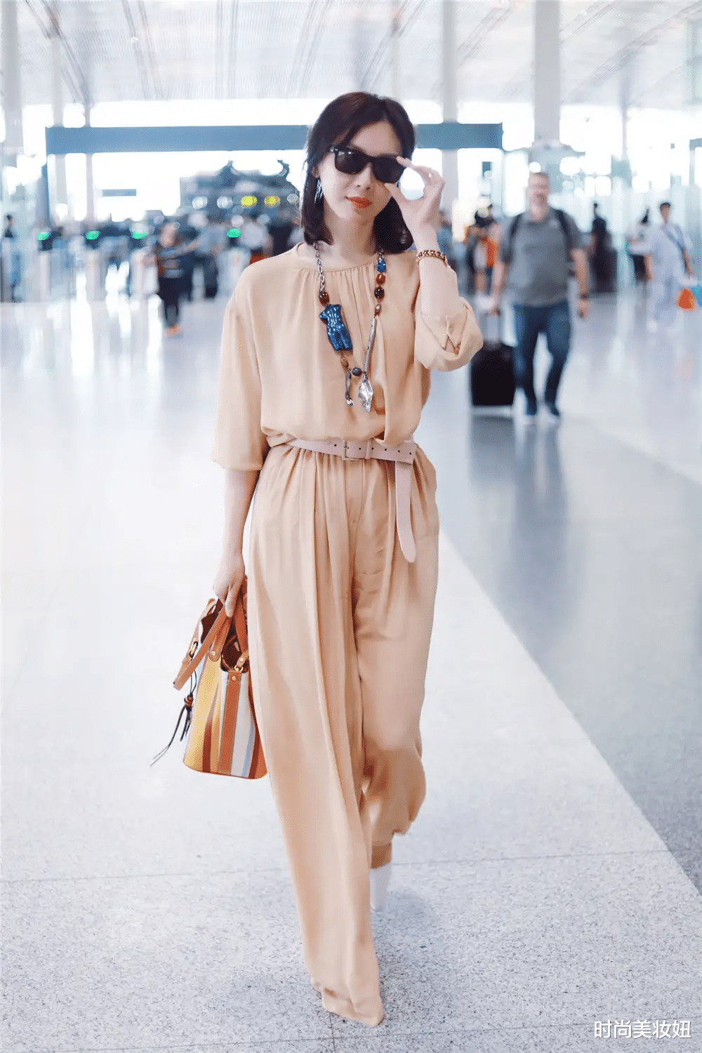 穿衣搭配|蒋雯丽真的老了，穿黑色连体裤配超短发又A又飒，无滤镜眼纹真实