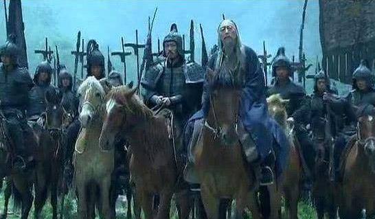 诸葛亮：揭秘空城计中最大的破绽，众人只看到诸葛亮抚琴，却忽视两个人物