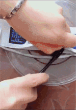 |“美女，刮风天还是不要穿裙子了，这样的造型很让人尴尬啊！”哈哈哈