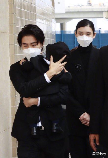 郭晶晶|郭晶晶亲妈随一家五口露面，头发花白很朴素，与婆婆朱玲玲差别大