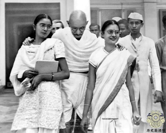 [甘地传]“圣雄甘地”罕见老照片：与少女同浴同睡，死后其骨灰遭信众疯抢