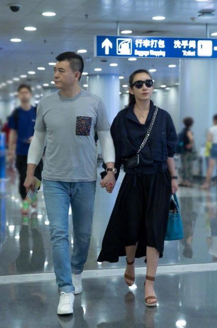 秦海璐與大七歲丈夫走機場，藏藍短上衣配半身裙，嫩得認不出-圖8