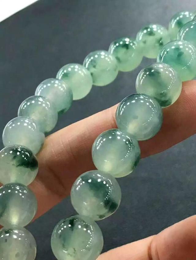 银元@在夜市拿下的翡翠原石,开出车珠子买家开心坏了。