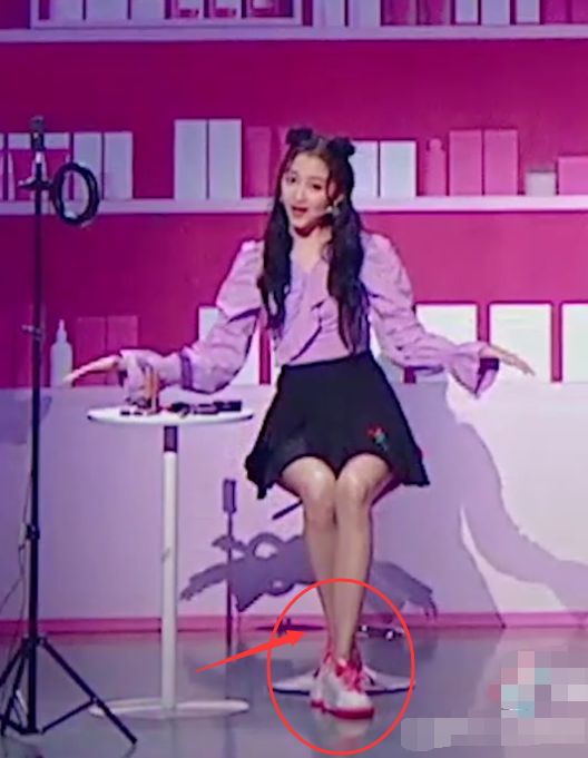 「关晓彤」穿着短裙录节目，又不能跷二郎腿咋办？看到关晓彤坐姿，厉害了！