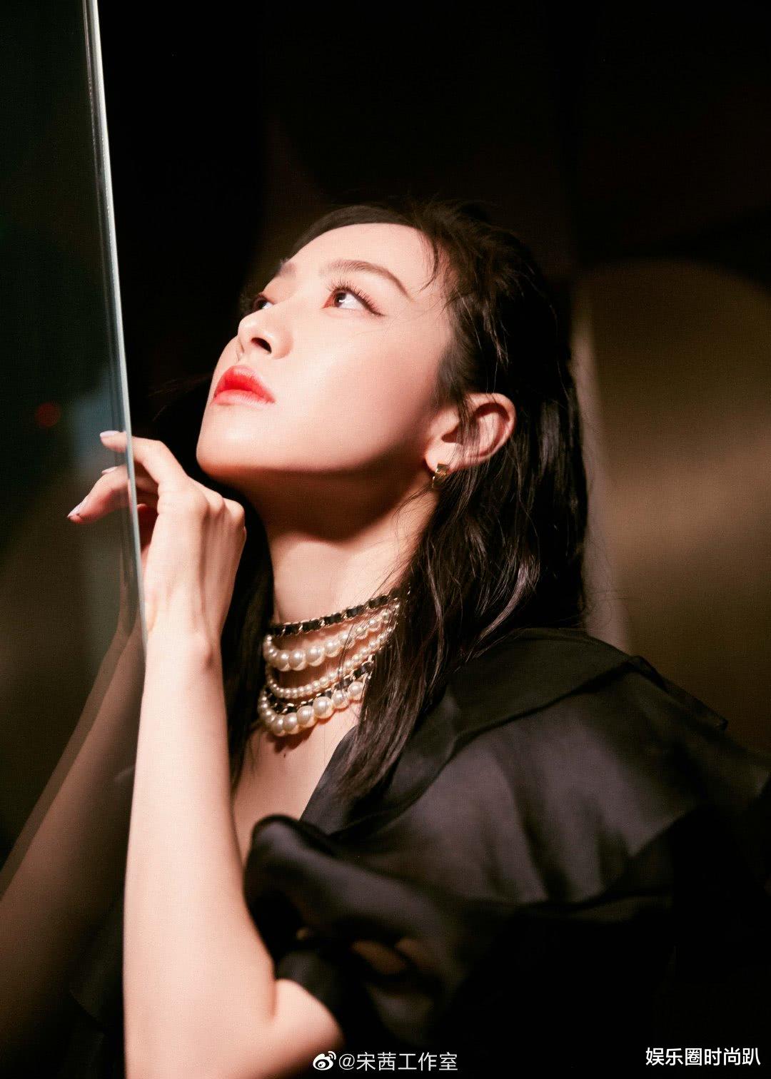 『宋茜』宋茜为减肥太拼了,腰上用“黑胶带”缠两圈,勒出蚂蚁腰超细!