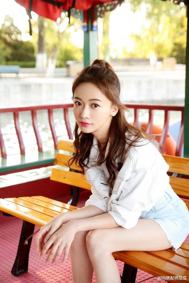 #吴谨言#?吴谨言终于吃胖了！穿卫衣配印花牛仔裤，扎高马尾元气满满