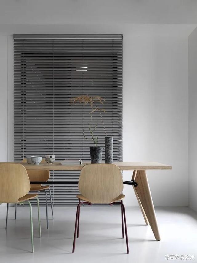 ：越来越多人家都不装窗帘，都装百叶窗，光影效果自带高级质感