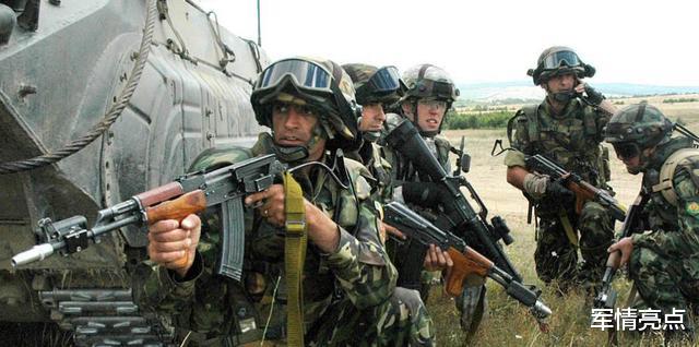 阿塞拜疆士兵被掃射，戰火中生命如螻蟻，俄羅斯拒絕拒絕直接出兵-圖3