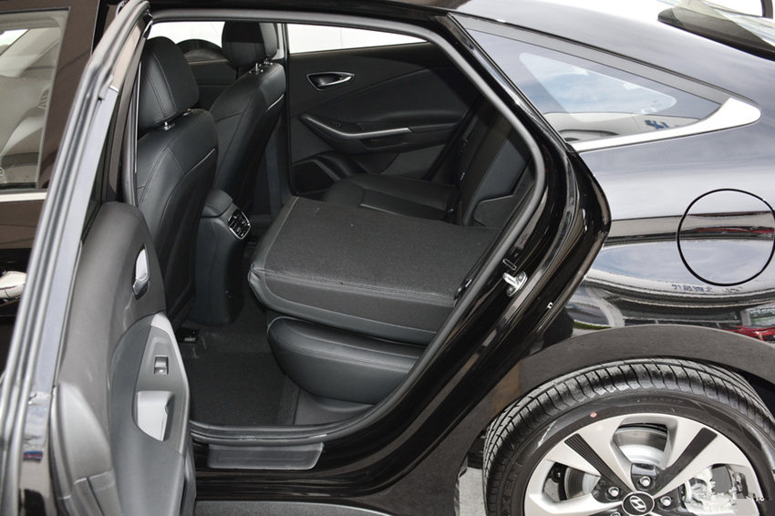 思域▲这才是年轻人第一辆座驾！比思域还漂亮十倍，10万起开出30万的档次