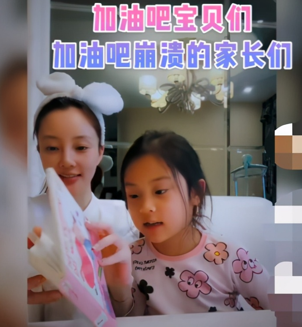 贾云馨|李小璐罕晒娃，母女仅穿睡衣床上打闹，甜馨快速发育越长越像爸爸