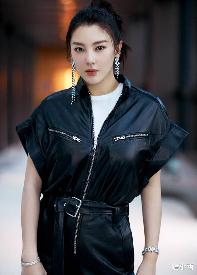 #衬衫#张雨绮就是高级有范，穿系带衬衫配高腰阔腿裤，搭配空气刘海很美