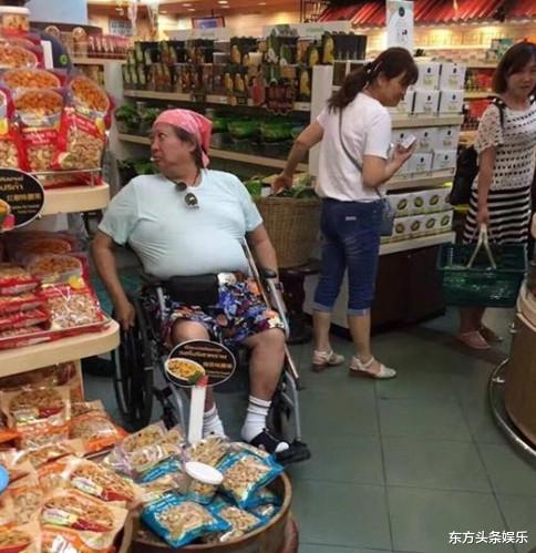 『洪金宝』洪金宝甩掉轮椅戴两层口罩买菜,走路健步如飞为出门透气有小妙招