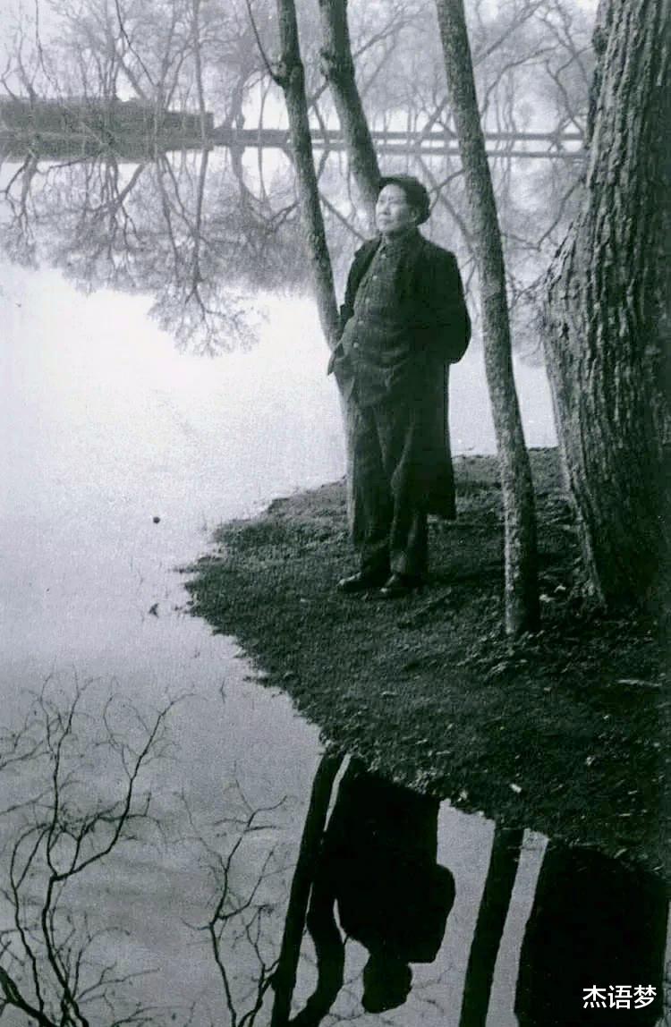 邓稼先|历史上过目难忘的瞬间:睡地铺的毛主席,戴面具的周总理,抱大熊猫的邓稼先