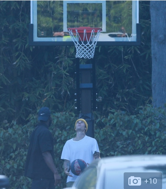 『贾斯汀·比伯』贾斯汀比伯和保镖在豪华宅邸打篮球，豪华旅游巴士可能预示着个人巡回的重新启动