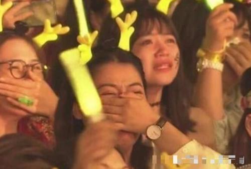 鹿晗■鹿晗演唱会忘关麦，随口说了8个字，粉丝瞬间安静，令人心酸