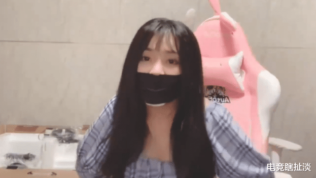 『小团团』蓝洞给小团团定制衣服后，呆妹为了证明自己一姐的位置，为讨好观众尽显卑微