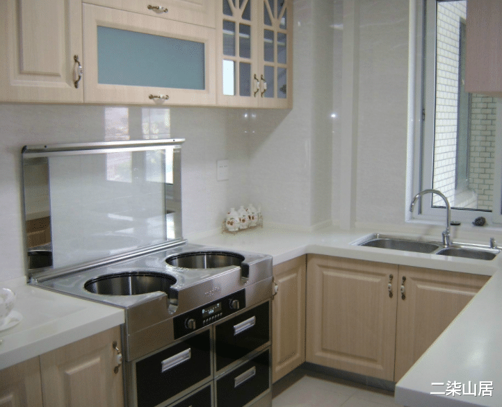 |为何现在的有钱人厨房都不装油烟机，而用它？看完你会后悔装早了