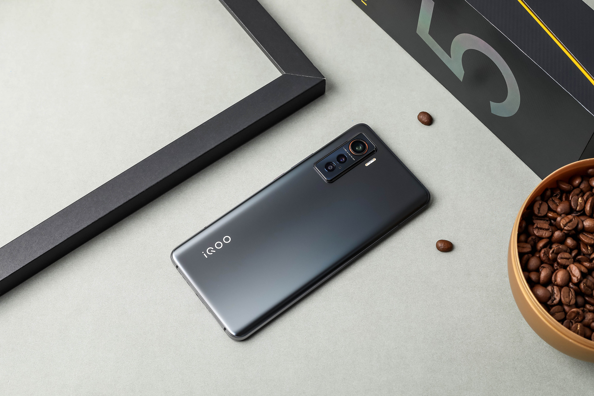 iqoo|国庆换机别瞎买，最值得入手的四款中高端手机，体验好性价比高！