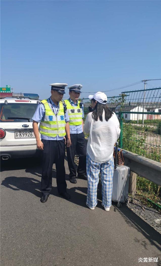 炎黄新媒|高速拥堵，女子内急下车解决，却不料客车弃她而去，滞留高速