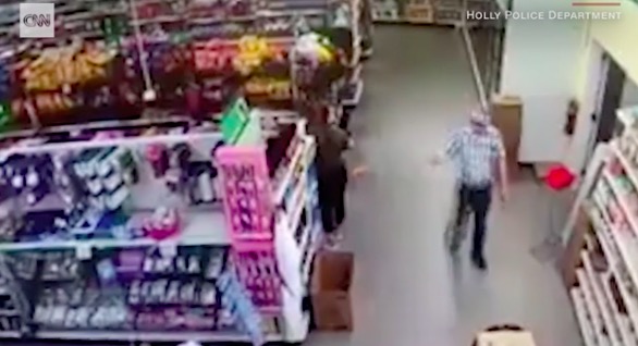 「王岳伦」劣行！被店员提醒戴口罩 美国男子做出了这一举动