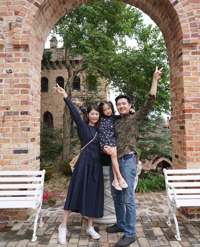 林志颖|林志颖弟弟全家出游,林志鑫亲吻女儿,儿女双全比小志幸运