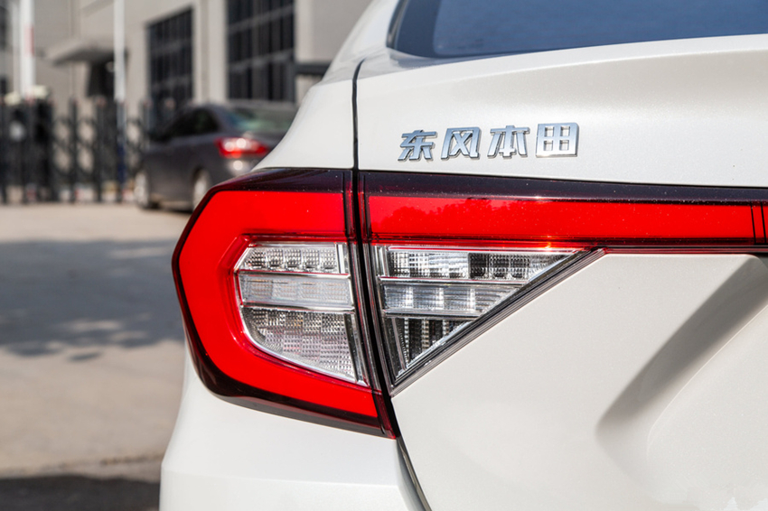 本田@跌到8.62万!买不起雅阁就选它,车宽1米8油耗5.2,10年都难开坏