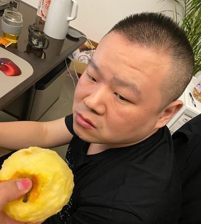 【岳云鹏】岳云鹏想要吃苹果，老婆贴心“削”好之后，岳云鹏见到满脸嫌弃