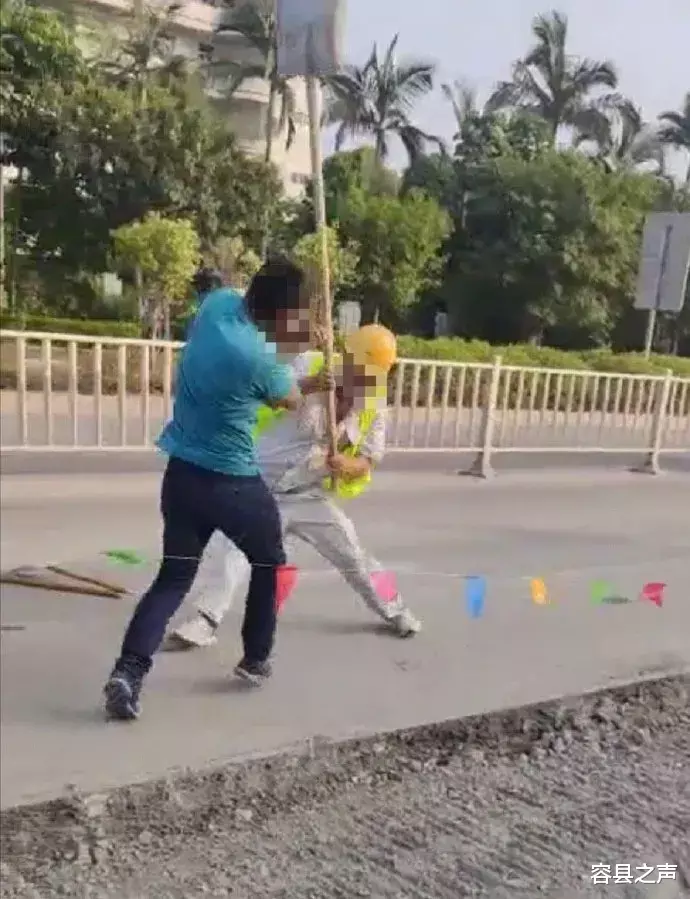 容县之声|广西两个施工队当街打架，棍子、铲子生产工具都用上了，场面混乱