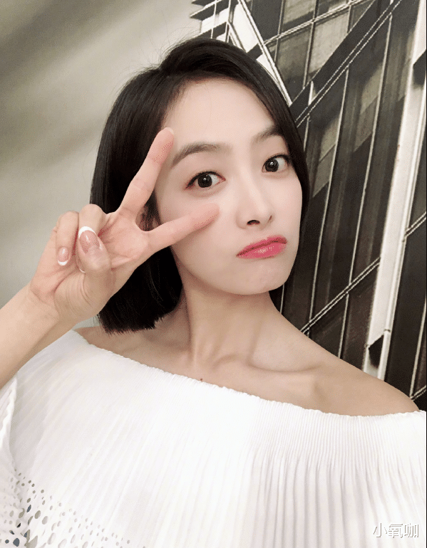 #宋茜#营业的宋茜真的很美，短发造型大方自然，不愧那么受欢迎