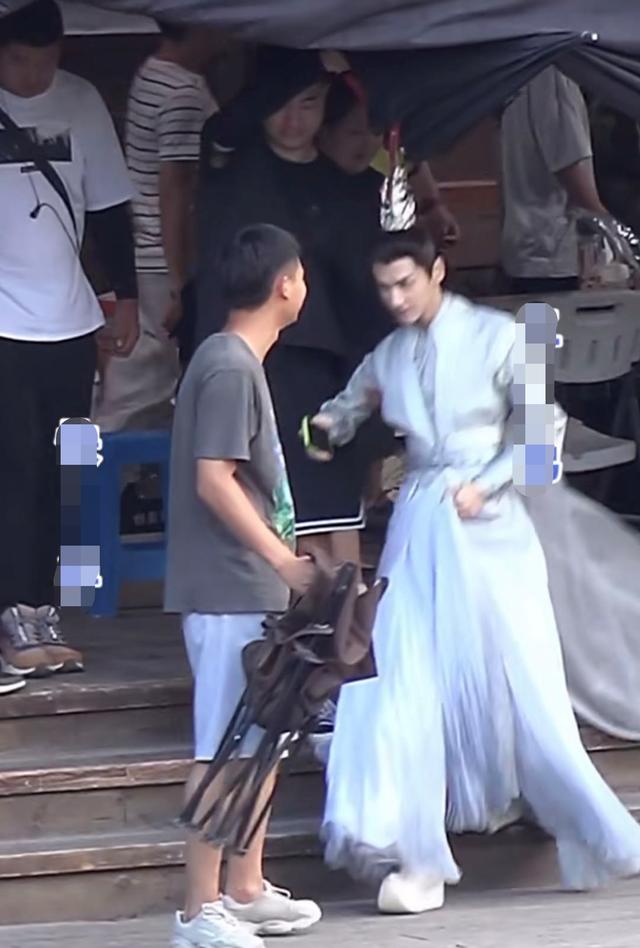 罗云熙|罗云熙身高又被嘲,《皓衣行》现场脚踩“恨天高”,走路还要人扶