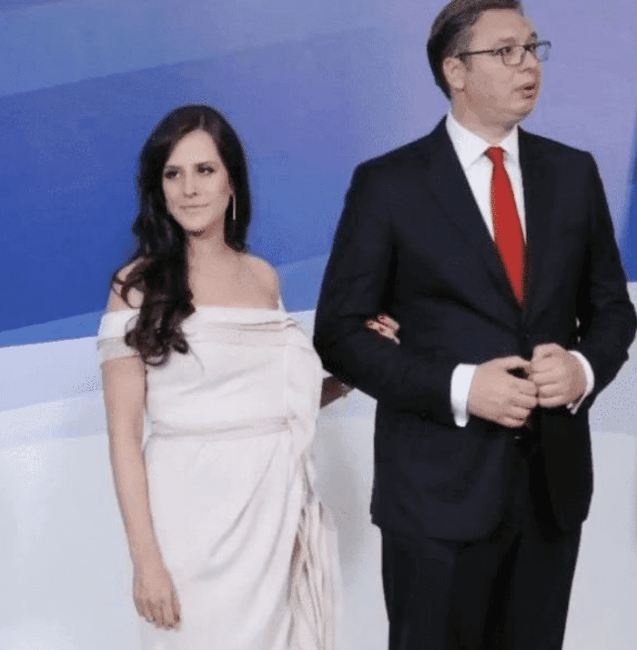 #塞尔维亚#塞尔维亚总统年轻照火了，看清妻子的长相后，女网友：瞬间死心了！