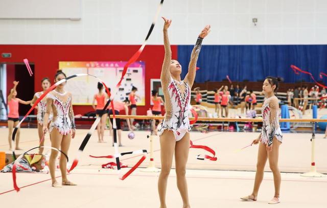 「艺术体操」艺术体操为什么没有男子项目?看完这张图我就明白了