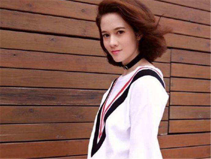 她是《战狼2》原定女主,临时加价被吴京换掉,如今和影帝合作翻红