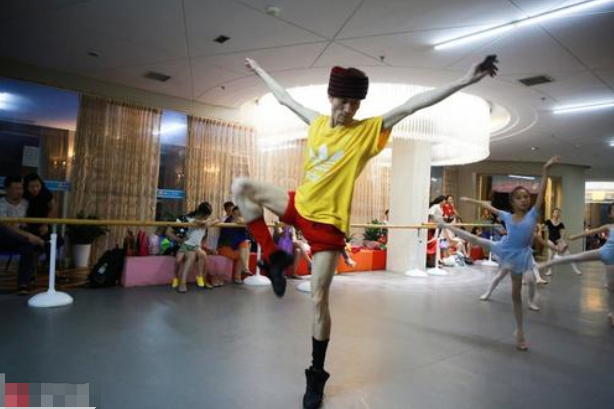 杨丽萍|他是“男版杨丽萍”,除了跳舞连衣服都不会洗,年入千万无人敢嫁