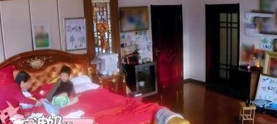 带你看看黄圣依住的豪宅，房子外面就有滑雪场，外形像是一座城堡