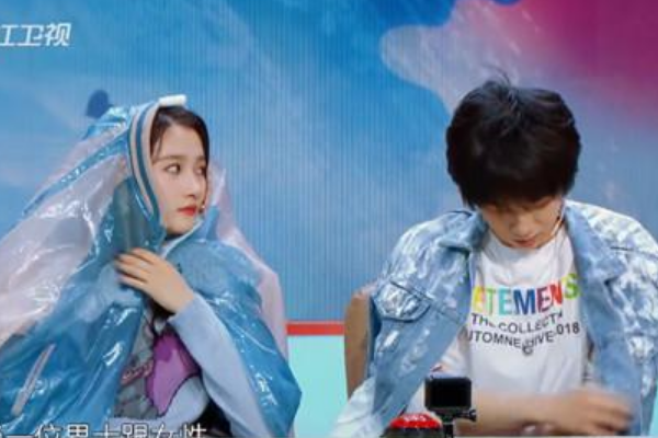 [关晓彤]贾玲夸关晓彤谈钢琴像个女神，谁注意华晨宇表情？cp粉不淡定了