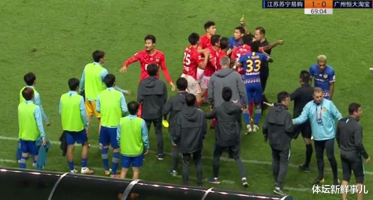 郑智|中超火爆冲突!双方25人乱作一团,郑智冲了上来,保利尼奥也急了