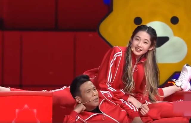 张艺凡|张艺凡超正常劈叉，看呆关晓彤，劈叉最大限度比宋小宝还长