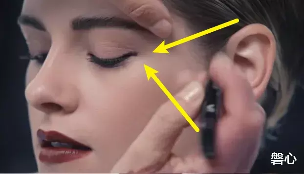 化妆师■香奈儿首席化妆师给克里斯汀化妆，眼线故意画错，终于明白什么是大神！