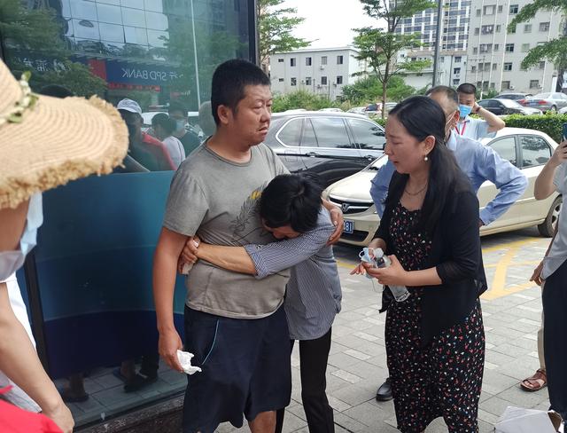 广东省▲农村父母贷款几十万为儿谋生，赌博输光流浪17年，父母跪求儿原谅