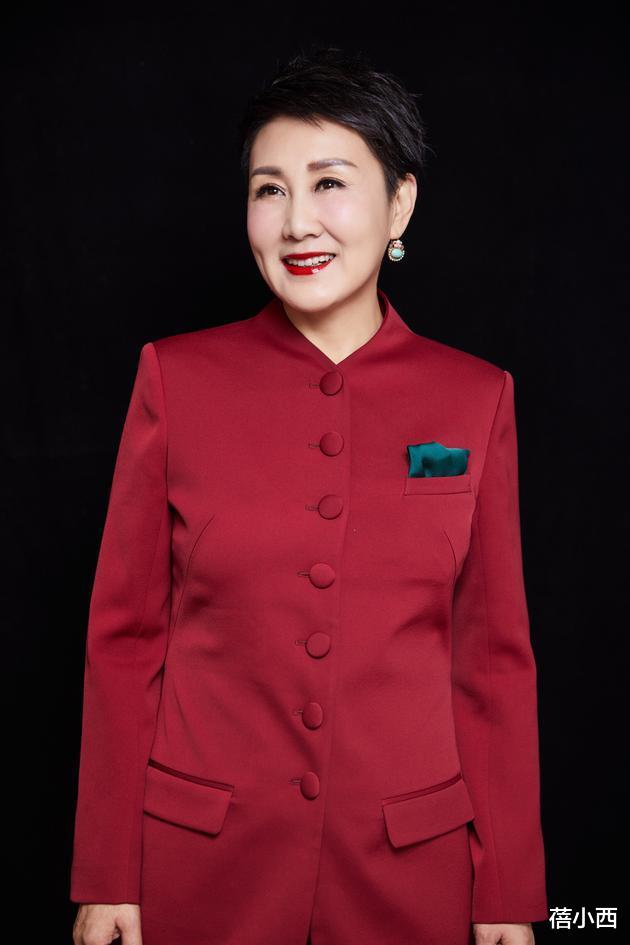 大衣：张凯丽的高级感从来没输过！穿大衣配阔腿裤亮相，短发又A又炸