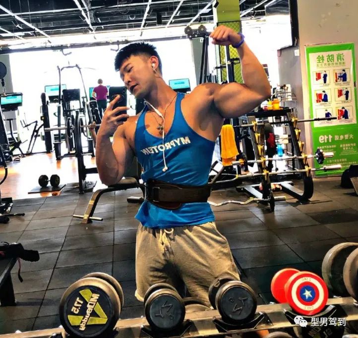 健身|杭州肌肉胸毛哥走红,正太脸金刚身太可了