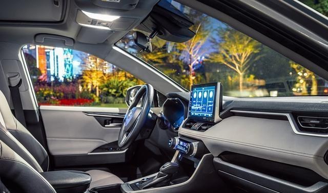 SUV▲丰田大爆发！亮出运动型SUV，一身名牌难开坏，油耗4.6L，只喝92